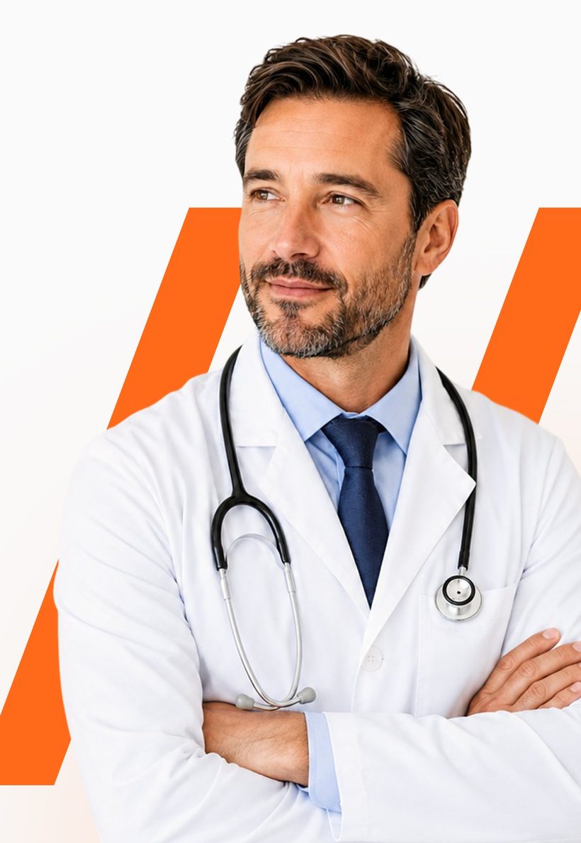 Médico de jaleco e estetoscópio, de braços cruzados, transmitindo confiança